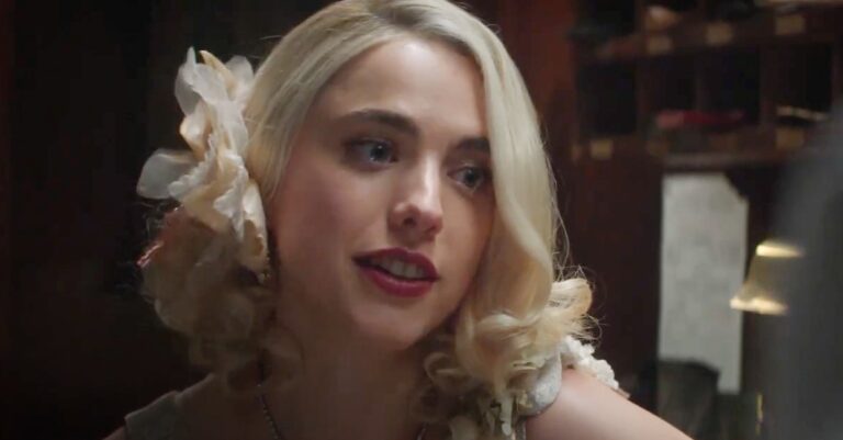 Dive deep into the melancholic ending of Blue Moon (2025), exploring how Richard Linklater and Ethan Hawke conclude the tragic story of Broadway lyricist Lorenz Hart. Discover the meaning of Hart's final night at Sardi's, his unrequited loves, and the devastating irony of a life dedicated to writing songs about romance that ultimately eluded him.